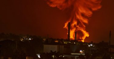 Imagen del incendio en la Base de Supertanqueros de Matanzas, ocurrido el 5 de agosto de 2022. (Foto: David López Cruz / Archivo Periodismo de Barrio).