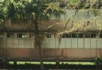 Vista del edificio principal de Ceiba 1 con ventanas metálicas y el nombre de la institución en la pared.