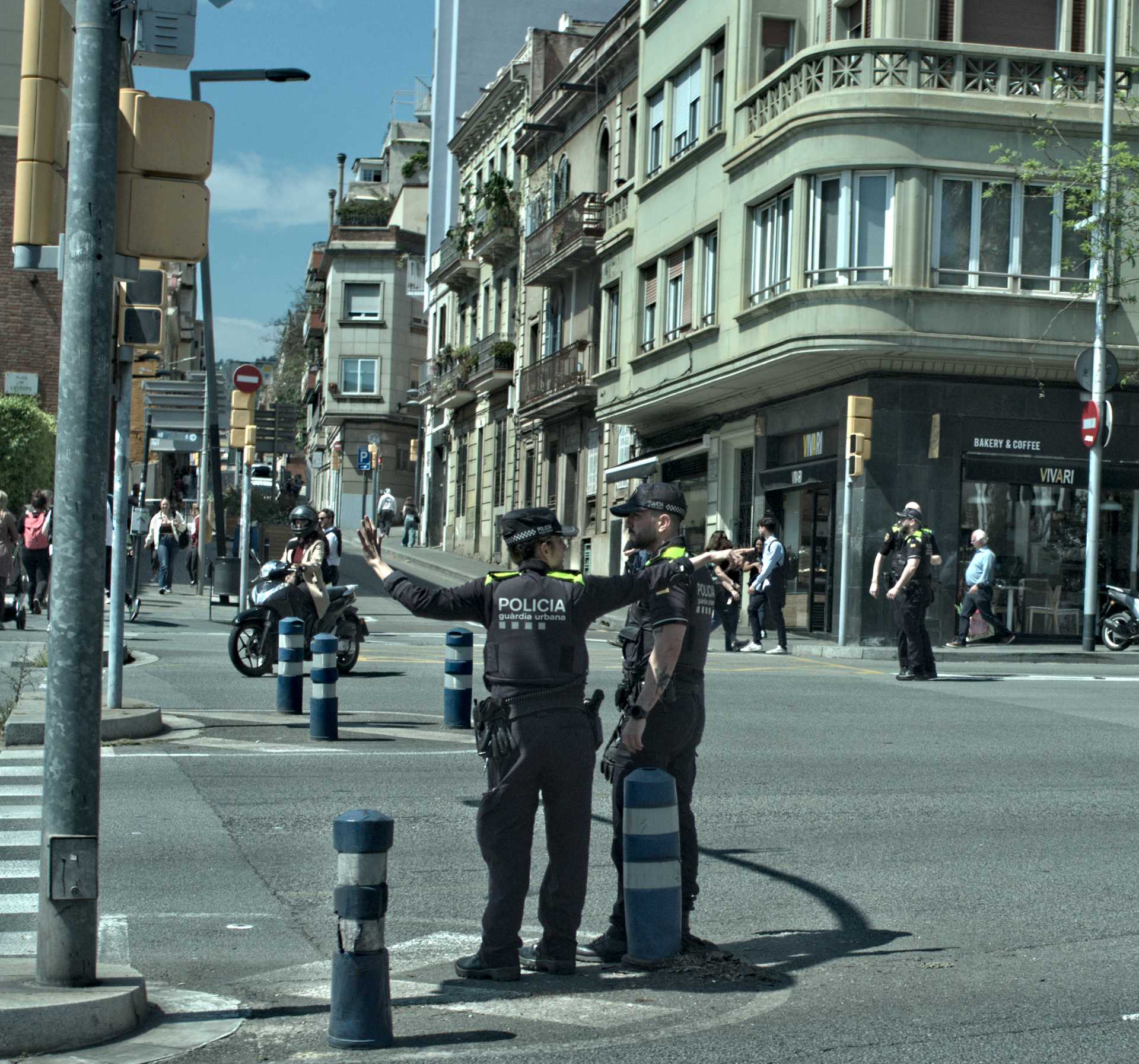 Policías coordinan el tráfico en una intersección concurrida.