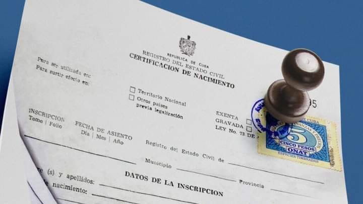 Detalle de certificado de nacimiento cubano.