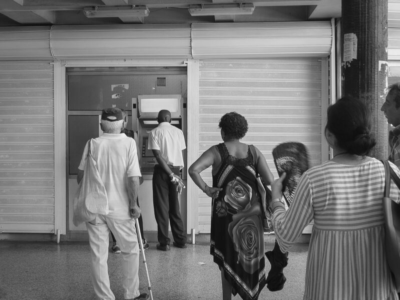 personas esperando frente a un cajero automático en La Habana