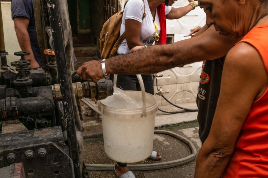 abastecimiento de agua en pipa, en Cuba