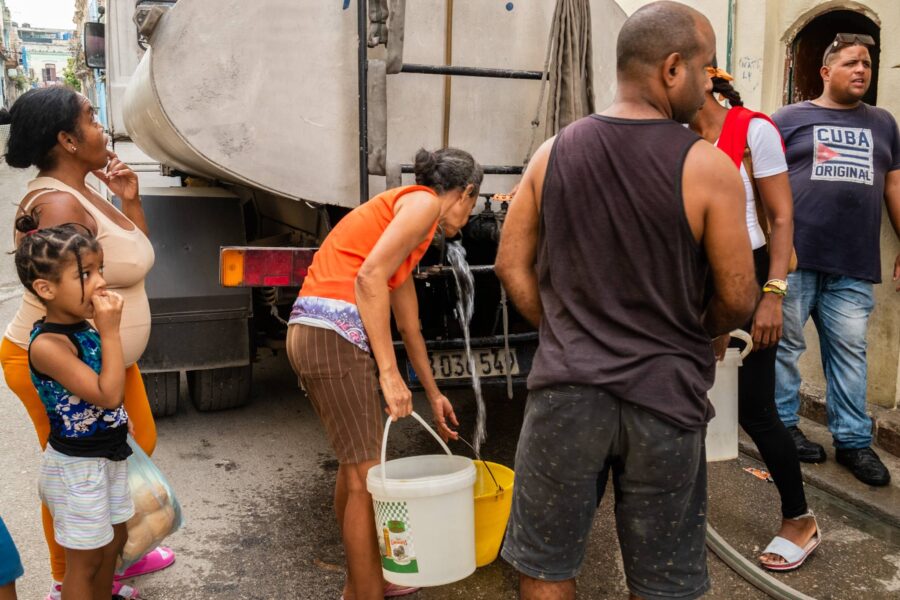 abastecimiento de agua en pipa, en Cuba