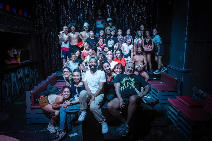 Foto grupal de los miembros y el elenco de la compañía de teatro El Portazo en la ciudad de Matanzas.