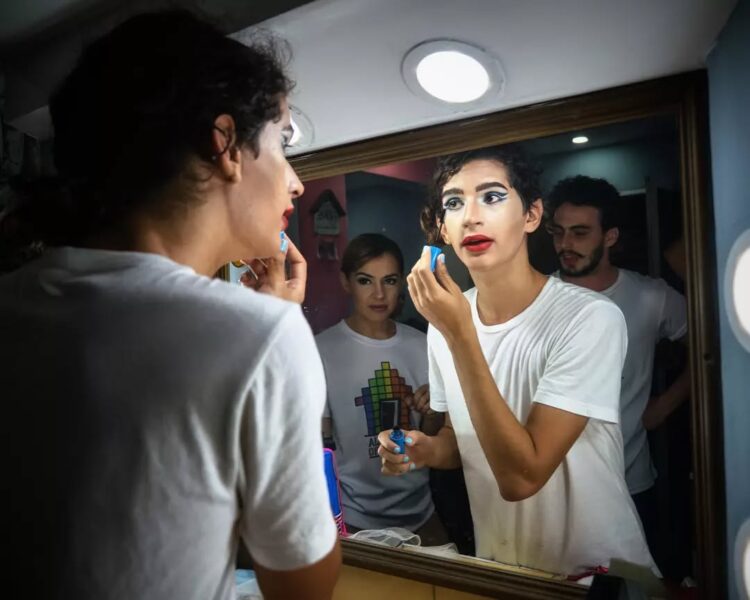 Un actor de El Portazo en plena actuación, con expresión intensa, en un escenario con luces dramáticas.