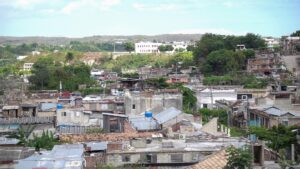 Vista panorámica de techos y viviendas precarias en Santiago de Cuba.