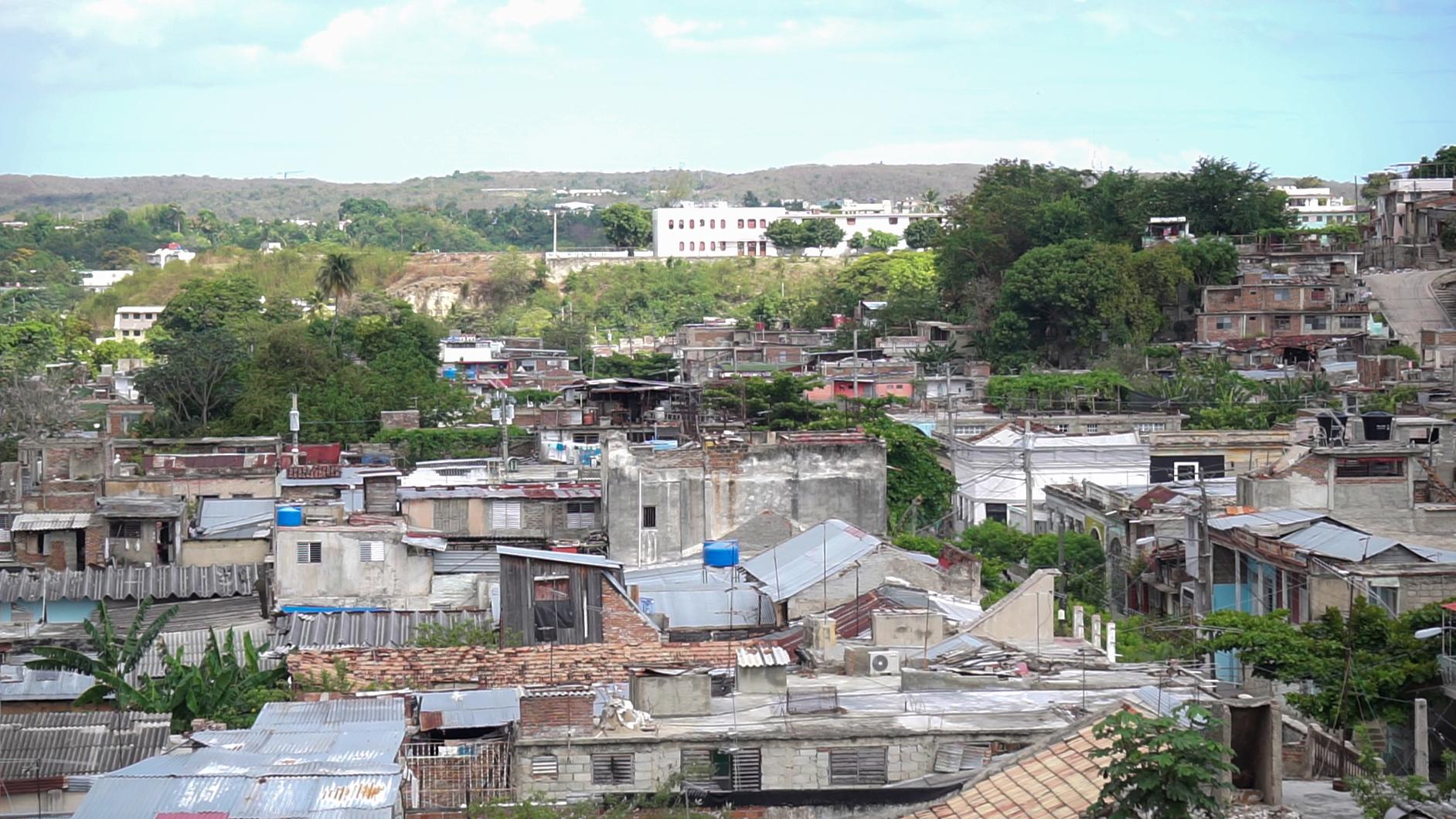 Vista panorámica de techos y viviendas precarias en Santiago de Cuba.