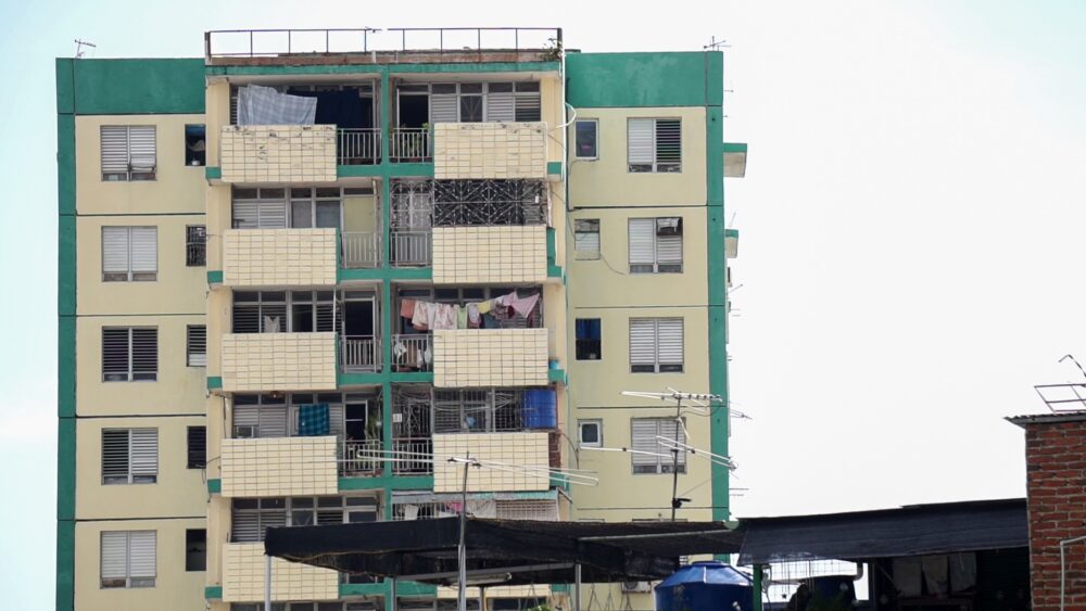 Edificio de apartamentos con ropa tendida en Cuba. Crisis de vivienda.