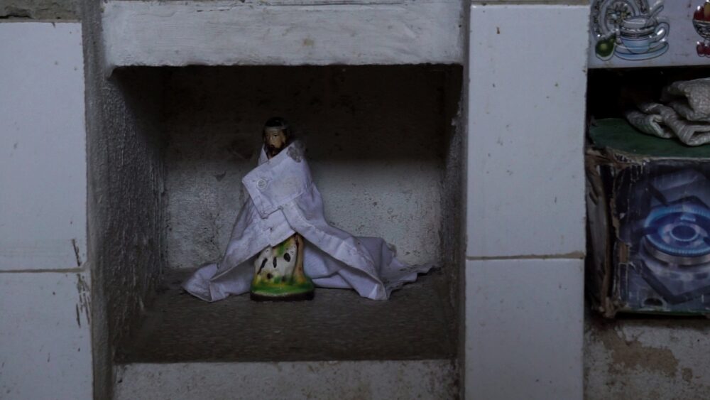 Figura religiosa en un nicho. Fe y esperanza en medio de la crisis.