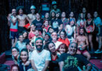 La compañía teatral El Portazo posa para una foto grupal. El Portazo nació en 2011 en la ciudad de Matanzas, cuando un grupo de amigos decidió crear una plataforma para canalizar sus obsesiones generacionales (Foto: El Portazo).