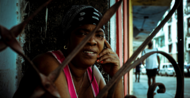 mujer sentada en un portal