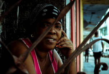 mujer sentada en un portal