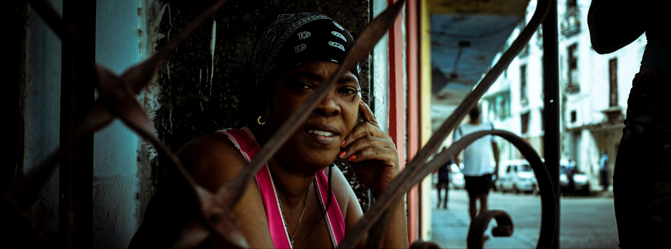 mujer sentada en un portal