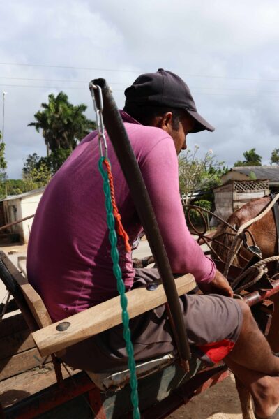 Roberto dice que se siente feliz en el campo, pero que últimamente los cambios bruscos en la lluvia han dañado las zonas. Foto: Luis Bustamante