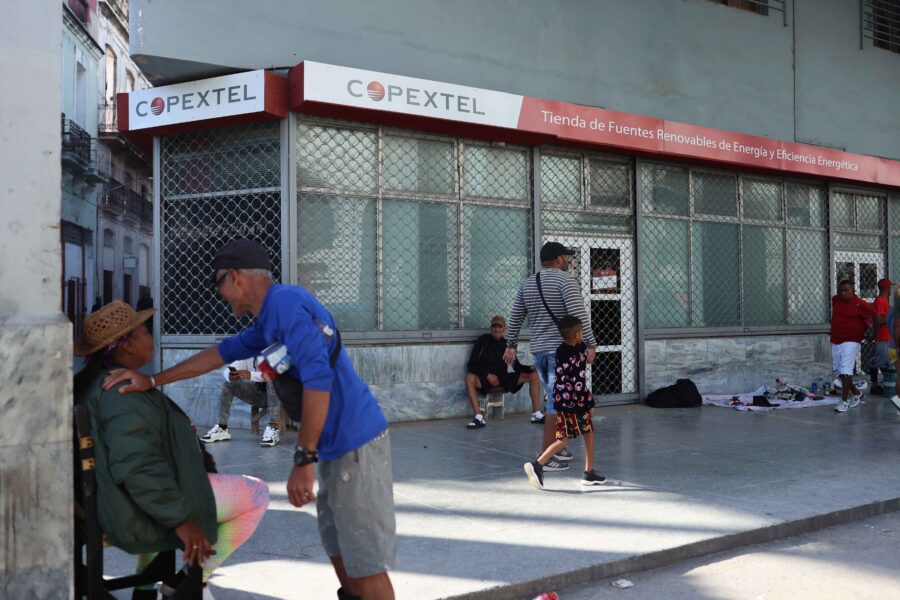 La corporación Copextel inició un programa de venta de módulos de paneles solares para los hogares cubanos. Foto: Luis Bustamante.