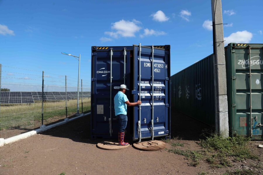 La gran mayoría de los parques solares en Cuba han sido construidos con el apoyo de China. Foto: Luis Bustamante
