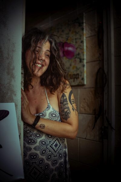 muchacha sonriendo junto a una pared. Foto: Ella Fernández.