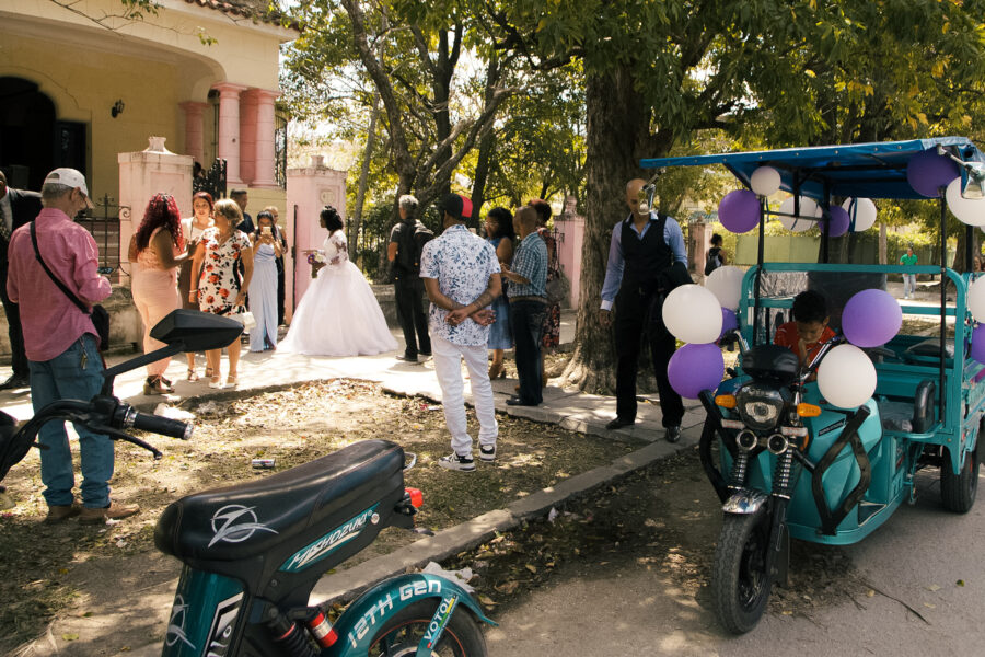 Boda en el municipio Diez de Octubre, en la que se usa como coche nupcial un triciclo eléctrico.
