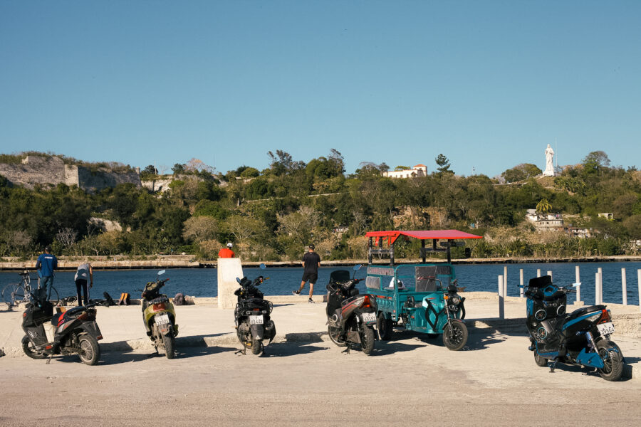Parqueo de la Avenida del Puerto lleno de vehículos eléctricos durante el apagón nacional del 21 de marzo de 2026.