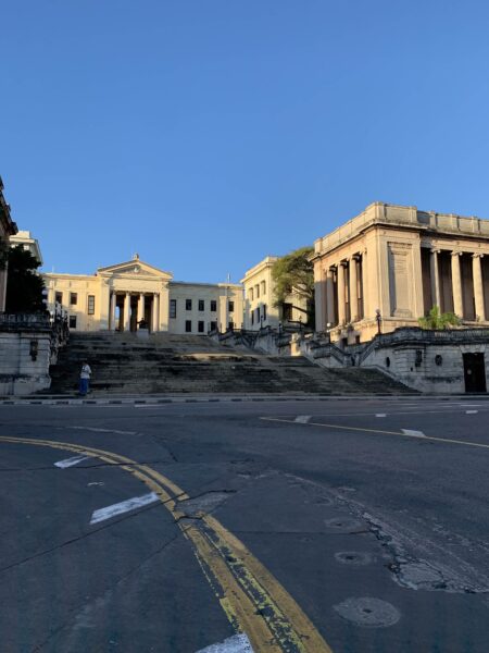 Vista frontal de la entrada de la Universidad de La Habana.