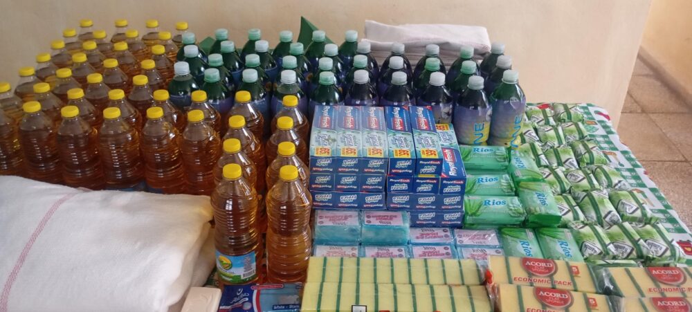 Ya no son solo ollas las que aparecen en primer plano, sino también medicamentos, jabones, pasta dental, esponjas para lavar y otros artículos de higiene. Foto: Cortesía del proyecto La solidaridad nos salvará.