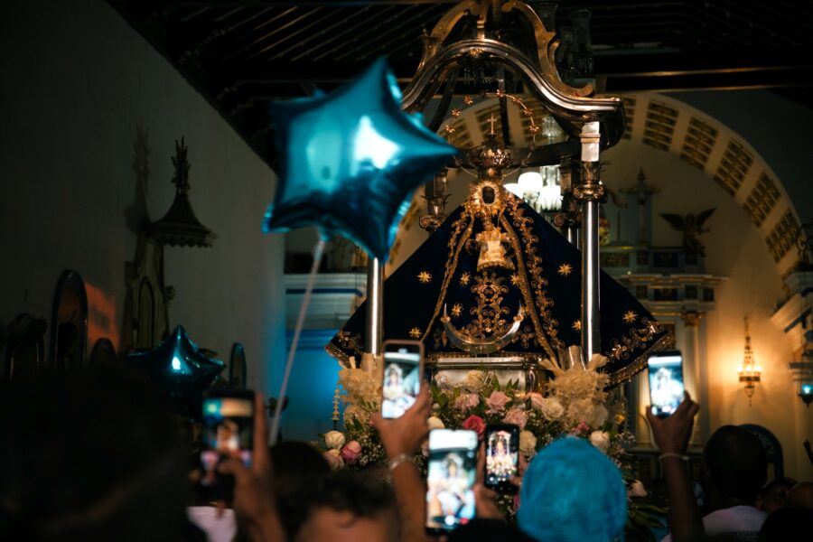 Imagen de la Virgen de Regla siendo acompañada y fotografiada al entrar a la Iglesia de Nuestra Señora de Regla justo después de la procesión. Foto: Neus Pechero.