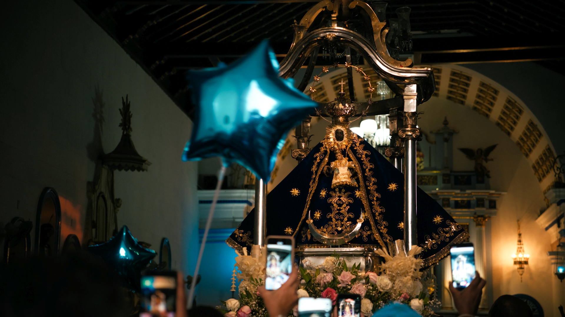 Imagen de la Virgen de Regla siendo acompañada y fotografiada al entrar a la Iglesia de Nuestra Señora de Regla justo después de la procesión. Foto: Neus Pechero.