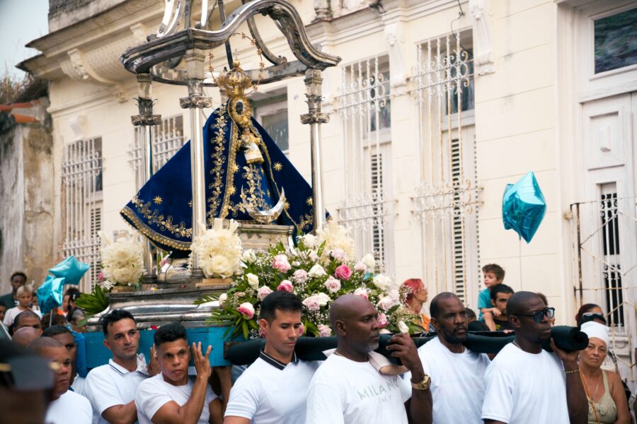La Virgen de Regla siendo llevada por un grupo de hombres durante su procesión. Foto: Neus Pechero.