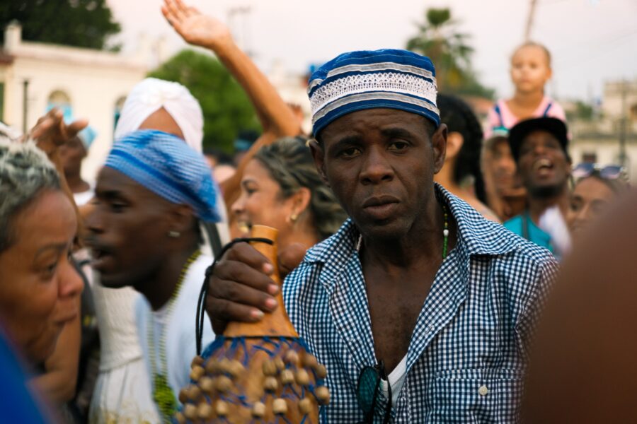 Practicantes de Regla de Ocha tocando música y celebrando a Yemayá al finalizar la procesión de la Virgen de Regla. Foto: Neus Pechero.