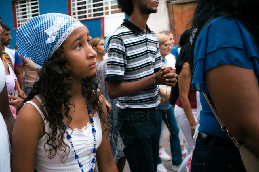 Adolescente practicante de la Regla de Ocha rinde tributo a Yemaya mientras participa de la procesión a la Virgen de Regla. Foto: Neus Pechero.