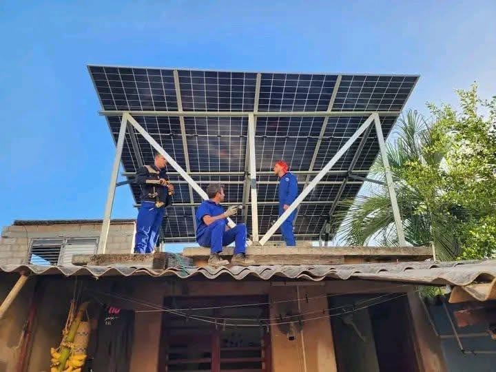 Montaje de paneles solares en un techo. Foto: Facebook Frank Mejilla.