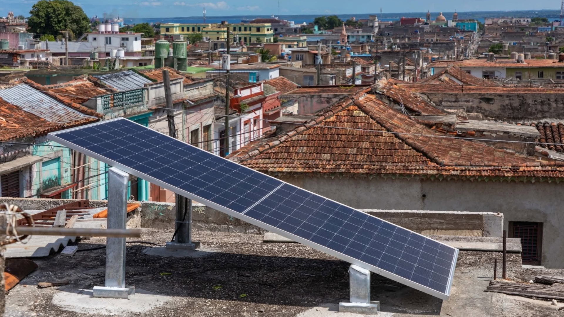 Panel solar en un techo. Foto: Facebook Ciudad de Matanzas en fotos.